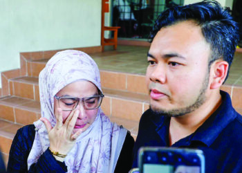 IBU bapa Qaseh Aulia, Maisarah Rosli dan Faizul Ali Adam ketika ditemui di Mahkamah Sesyen Petaling Jaya. - UTUSAN/ SHIDDIEQIIN ZON