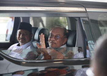 MOHD. Nassuruddin Daud (kiri) menaiki kereta semasa mengiringi Anwar Ibrahim selepas merasmikan Lapangan Terbang Sultan Ismail Petra, Pengkalan Chepa, Kota Bharu, Kelantan.- UTUSAN/KAMARUL BISMI KAMARUZAMAN