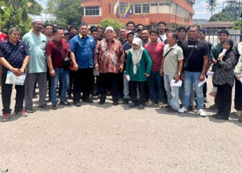 BEKAS pekerja sebuah kilang berkumpul menuntut majikan membayar tunggakan gaji dan pampasan selepas menerima notis pemberhentian kerja pada 18 April lalu di Bukit Keteri, Padang Besar, Perlis semalam.-UTUSAN