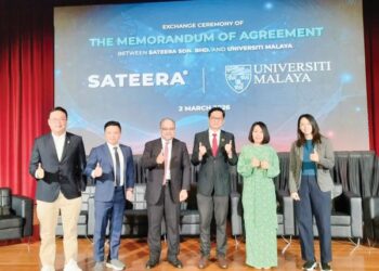 Dari kiri, Dr. Bryant dan Ketua Penasihat Saintifik SATEERA®, Prof. Dr. rer. Nat.Hesham Ali El Enshas (tiga dari kiri) bersama ahli panel pada design perbincangan mengenai kesihatan vagina baru-baru ini.