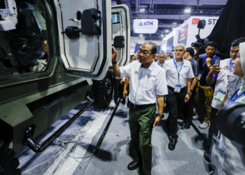 MOHAMED Khaled Nordin hadir melihat persiapan Pameran Perkhidmatan Pertahanan Asia (DSA) 2026 dan Pameran Keselamatan Kebangsaan (NATSEC) Asia 2026 di Pusat Perdagangan dan Pameran Antarabangsa Malaysia hari ini. - UTUSAN/SHIDDIEQIIN ZON