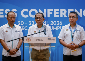 MOHAMED Khaled Nordin pada sidang akhbar selepas melawat persiapan Pameran Perkhidmatan Pertahanan Asia (DSA) 2026 dan National Security Asia (NATSEC Asia) 2026.di Pusat Perdagangan dan Pameran Antarabangsa Malaysia hari ini. - UTUSAN/SHIDDIEQIIN ZON