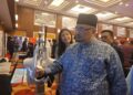 MOHAMED Fadzli Hassan (kanan) mencuba peralatan terapi cara kerja yang dipamerkan sempena Persidangan Terapi Cara Kerja Kebangsaan 2026 (MOTNC 2026) di Kota Bharu, Kelantan.- UTUSAN/MUSTAQIM MOHAMED