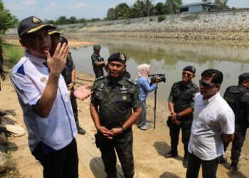 ARMIZAN Mohd. Ali (kiri) semasa mengadakan lawatan di sempadan Malaysia-Thailand dekat pangkalan haram Pasir Ajib, Tok Deh, Rantau Panjang, Kelantan. - UTUSAN/KAMARUL BISMI KAMARUZAMAN