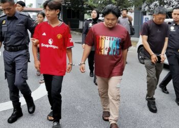 CHONG Sze Thong (dua dari kanan), Thung Khaw (tengah), Moe Myint Weh Yan dan Nan Thet Khin (belakang, dua dari kiri) diiringi polis hadir ke Kompleks Mahkamah Seremban hari ini bagi atas pertuduhan memiliki barang kawalan iaitu minyak masak sebanyak 4,705 kilogram (kg) minyak masak tanpa lesen sah. - UTUSAN / MOHD SHAHJEHAN MAAMIN