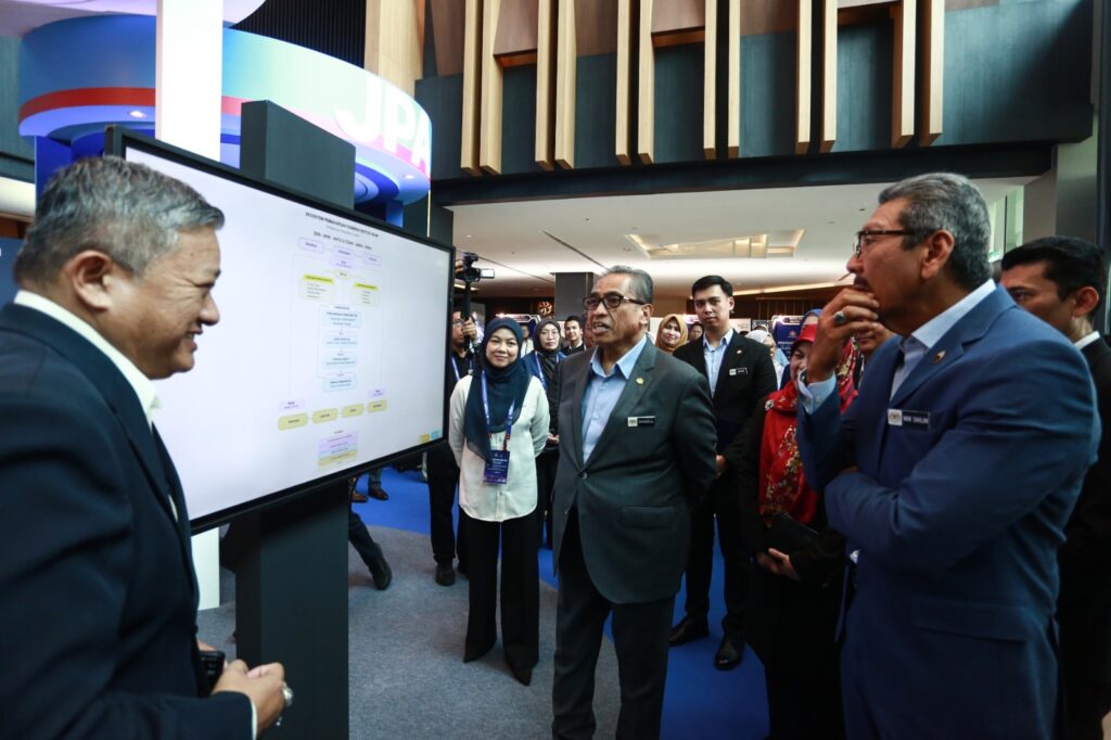 200,000 penjawat awam mula kerja dari rumah