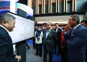 SHAMSUL Azri Abu Bakar (tengah) melawat reruai yang terdapat pada Program Semarakkan Inovasi Sektor Awam 2026 di Pusat Konvensyen Majlis Bandaraya Shah Alam (MBSA) Selangor, semalam. 
– UTUSAN/AFIQ RAZALI