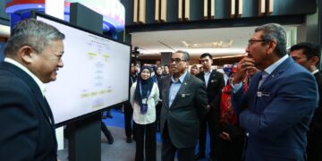 SHAMSUL Azri Abu Bakar (tengah) melawat reruai yang terdapat pada Program Semarakkan Inovasi Sektor Awam 2026 di Pusat Konvensyen Majlis Bandaraya Shah Alam (MBSA) Selangor, semalam.
– UTUSAN/AFIQ RAZALI