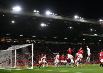 PEMAIN Manchester United dan Leeds cuba merebut bola ketika kedua-dua pasukan itu bertemu dalam aksi liga di Old Trafford, semalam. - AFP