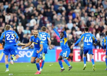 PENYERANG Leeds, Dominic Calvert-Lewin (dua dari kiri) bersama rakan sepasukan Leeds United meraikan kemenangan selepas menewaskan West Ham United menerusi penentuan penalti 4-2 dalam aksi suku akhir Piala FA di Stadium London, hari ini. - AFP