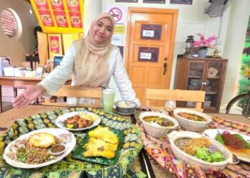 Warung Rumah Agam Onyang diusahakan Rohaya Zakaria menawarkan makanan kampung masyarakat Perak.-MINGGUAN/ AIN SAFRE BIDIN