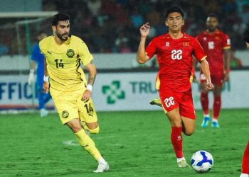 PEMAIN Malaysia, Endrick Dos Santos (kiri) mengasak pemain Vitenam dalam aksi Kumpulan F Kelayakan Piala Asia 2027 di Stadium Thien Truong, Nam Dinh, malam tadi.-IHSAN FAM