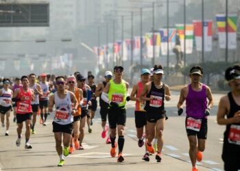 Pihak berkuasa mengesahkan seramai 12 pelari mengalami simptom seperti kekejangan, pening dan hiperventilasi sepanjang perlumbaan berlangsung. - AFP