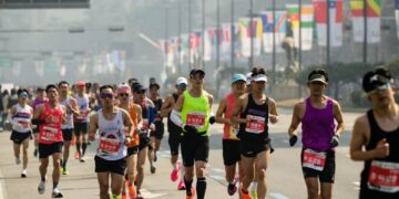Pihak berkuasa mengesahkan seramai 12 pelari mengalami simptom seperti kekejangan, pening dan hiperventilasi sepanjang perlumbaan berlangsung. - AFP