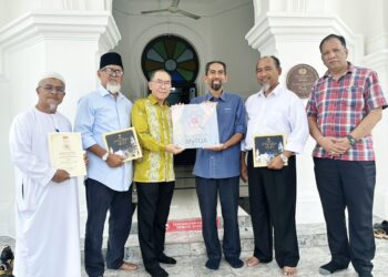 MUHAMMAD Aminuddin Abdul Majid (tiga dari kanan) menyerahkan plak myTQA pada Majlis Penyerahan Sijil dan Plak MyTQA MOTAC di Masjid Panglima Kinta di Ipoh hari ini.