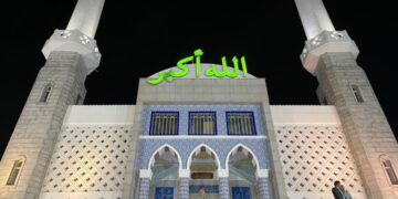 PENULIS merakamkan kenangan di depan Masjid Pusat Seoul.