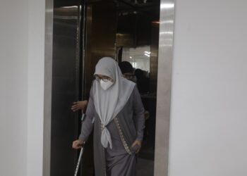MASLIDAH Mohamad (kiri) ketika hadir di Mahkamah Sesyen Kuala Terengganu. -UTUSAN/PUQTRA HAIRRY