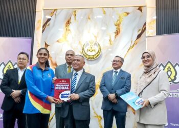 SAARANI Mohamad  pada Pelancaran Buku Rujukan Tambahan SPM di bawah Program Tuisyen Cikgu Saarani Tahun 2026 di Ipoh hari ini.