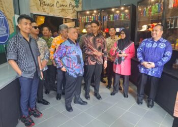 SAARANI Mohamad (tengah) melawat Galeri Arkeologi Lembah Lenggong pada majlis perasmian pembukaan semula galeri tersebut di Lenggong hari ini.