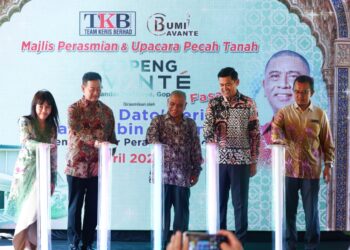 SAARANI Mohamad (tengah) menyempurnakan Majlis Perasmian dan Pecah Tanah Gopeng Avante oleh Kumpulan Syarikat Team Keris Berhad (TKB), di Bandar Seri Raia, Gopeng hari ini.