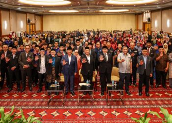 AMINUDDIN Harun (barisan depan, tengah) bergambar bersama peserta Konvensyen Perundangan dan Kehakiman Syariah 2026 di Seremban semalam.