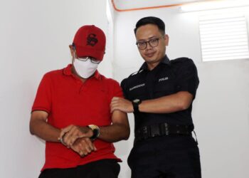 SYED Nazarudin Syed Mohamed Taib (kiri) dijatuhi hukuman denda RM3,000 oleh Mahkamah Sesyen Ipoh selepas mengaku bersalah menerima suapan RM2,000, dua tahun lalu.