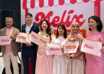 JOANNE Ng (tiga dari kiri) bersama pengurusan Melix dan Guardian di The Exchange TRX hari ini.