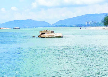 TAPAK menara tinjau di Pantai Balok di Kuantan, Pahang kini hanya tinggal sisa batuan dan tenggelam dalam air laut selepas runtuh akibat hakisan pantai.