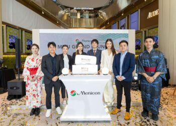 EMILY Wong (empat dari kiri) dan wakil Menicon Co., Ltd, Hiroshi Suzuki bersama pengurusan tertinggi syarikat pada majlis pelancaran rangkaian kanta lekap Miru di The Starhill, Kuala Lumpur, baru-baru ini.