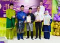 ZULKIFLI Hasan (dua dari kini) bergambar bersama pelajar cemerlang Madrasah Idrisiah, Muhammad Huzaifah Mohd. Ikram (tengah) yang menerima Anugerah Sultan Nazrin Shah di Kuala Kangsar, Perak hari ini. - UTUSAN/FADZIL ZAINOL