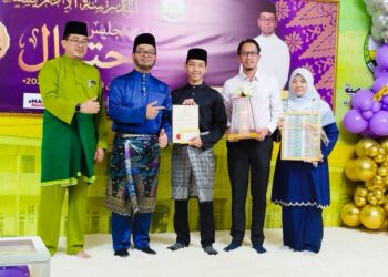 ZULKIFLI Hasan (dua dari kini) bergambar bersama pelajar cemerlang Madrasah Idrisiah, Muhammad Huzaifah Mohd. Ikram (tengah) yang menerima Anugerah Sultan Nazrin Shah di Kuala Kangsar, Perak hari ini. - UTUSAN/FADZIL ZAINOL