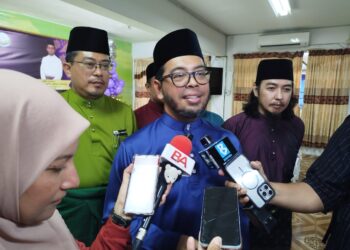 ZULKIFLI Hasan bercakap kepada pemberita semasa melawat sekolah agama Madrasah Idrisiah di Kuala Kangsar, Perak hari ini. - UTUSAN/FADZIL ZAINOL