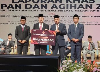 TENGKU Mohd. Rizam Tengku Abdul Aziz (dua dari kiri) menyempurnakan penyerahan bantuan rumah kediaman MAIK Tahun 2026 kepada ketua-ketua jajahan pada Majlis Sidang Akhbar Laporan Khas Kutipan dan Agihan Zakat Maik Bagi Tahun 2025 di Kota Bharu, Kelantan. - UTUSAN/MUSTAQIM MOHAMED