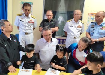 ADLY Zahari menyantuni pelajar di Pusat Pemulihan Dalam Komuniti (PPDK) Lautan Kasih di Pangkalan TLDM Lumut hari ini.