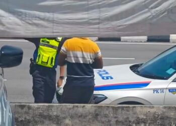 TANGKAP layar video tular seorang anggota polis didakwa menerima wang daripada seorang lelaki di Ipoh baru-baru ini.