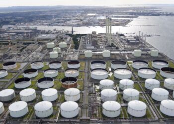 HARGA minyak mentah dunia memerlukan tempoh masa setahun untuk stabil pada harga sebelum tercetusnya konflik Asia Barat. - GAMBAR HIASAN