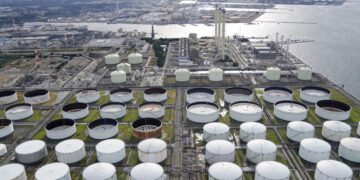 HARGA minyak mentah dunia memerlukan tempoh masa setahun untuk stabil pada harga sebelum tercetusnya konflik Asia Barat. - GAMBAR HIASAN