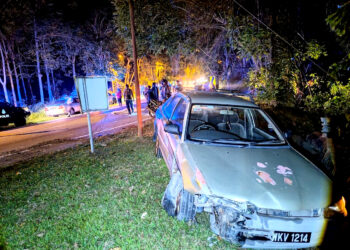 KEADAAN kereta Proton Wira yang bertembung dengan sebuah motosikal ditungga pelajar Kolej Komuniti Masjid Tanah dalam kemalangan di Jalan Kampung Paku, Lendu Alor Gajah malam tadi. - FOTO IHSAN JSPT MELAKA