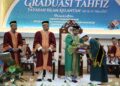 MOHD. Nassuruddin Daud (tiga kiri) semasa merasmikan Majlis Graduasi Tahfiz Yayasan Islam Kelantan Kali Ke-16 Tahun 2025 di Tunjong, Kota Bharu, Kelantan. - UTUSAN/KAMARUL BISMI KAMARUZAMAN