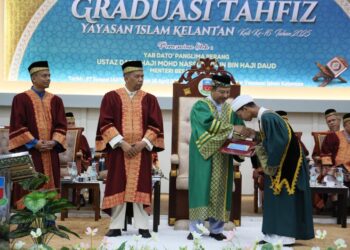 MOHD. Nassuruddin Daud (tiga kiri) semasa merasmikan Majlis Graduasi Tahfiz Yayasan Islam Kelantan Kali Ke-16 Tahun 2025 di Tunjong, Kota Bharu, Kelantan. - UTUSAN/KAMARUL BISMI KAMARUZAMAN