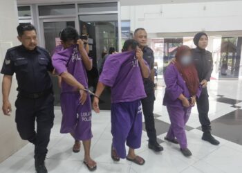 DUA lelaki dan seorang wanita dibawa ke Mahkamah Sesyen Kuala Terengganu bagi mendapatkan perintah tahanan reman untuk membantu siasatan kes kematian seorang kanak-kanak lelaki berusia tiga tahun. - UTUSAN/PUQTRA HAIRRY