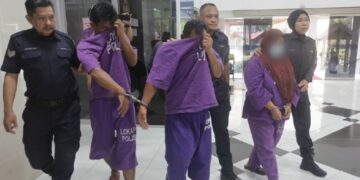 DUA lelaki dan seorang wanita dibawa ke Mahkamah Sesyen Kuala Terengganu bagi mendapatkan perintah tahanan reman untuk membantu siasatan kes kematian seorang kanak-kanak lelaki berusia tiga tahun. - UTUSAN/PUQTRA HAIRRY