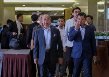 MUHYIDDIN Yassin hadir ke Mahkamah Tinggi Kuala Lumpur bagi perbicaraan atas empat tuduhan salah guna kedudukan membabitkan suapan berjumlah RM225.3 juta dan tiga kes pengubahan wang haram berjumlah RM200 juta. - UTUSAN/M. FIRDAUS M. JOHARI