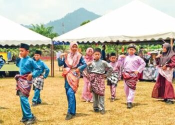 KARNIVAL Kesenian dan Kebudayaan warnai jamuan raya di Sekolah Kebangsaan (SK) Mela, Lipis Pahang.