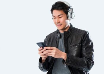 PENGGUNAAN fon telinga yang tidak terkawal boleh jejas pendengaran.