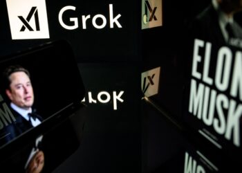 MUSK (gambar kiri) dipanggil untuk disiasat di Perancis. - AFP