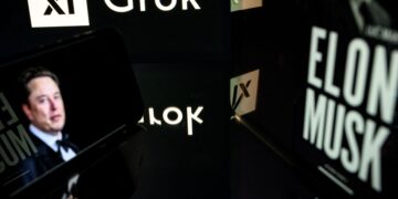 MUSK (gambar kiri) dipanggil untuk disiasat di Perancis. - AFP