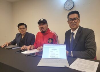 ADNAN Seman @ Abdullah (kanan) bersama Muhammad Zaki Harun (tengah) dan Muhammad Baihaqi Mohd. Zulkepli (kiri) menunjukkan penghakiman ingkar kehadiran yang diputuskan oleh Mahkamah Sesyen Kota Bharu dalam sidang akhbar di Kota Bharu, Kelantan. - UTUSAN/MUSTAQIM MOHAMED
