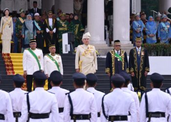 SULTAN Nazrin Muizzuddin Shah semasa berangkat ke Istiadat Pembukaan Rasmi Tahun Keempat Dewan Negeri Perak ke-15 di Bangunan Perak Darul Ridzuan di Ipoh hari ini.