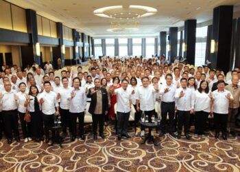 NGA Kor Ming (tengah) bersama penerima watikah pelantikan Pengerusi Jawatankuasa Pembangunan dan Keselamatan Kampung (JPKK) Kampung Baru Cina Negeri Perak 2026/2028 di Ipoh hari ini.